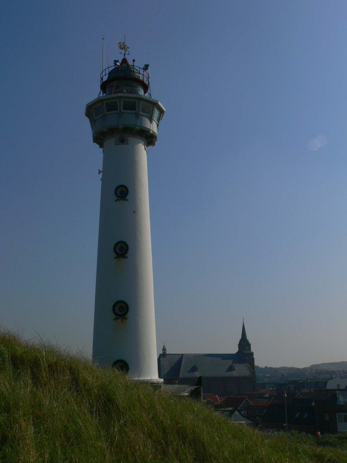 Leuchtturm und Kirche von Egmond aan Zee